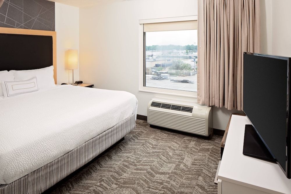 Suite, 1 Bedroom (Mobility/Hearing Access, Roll-In Shwr)
