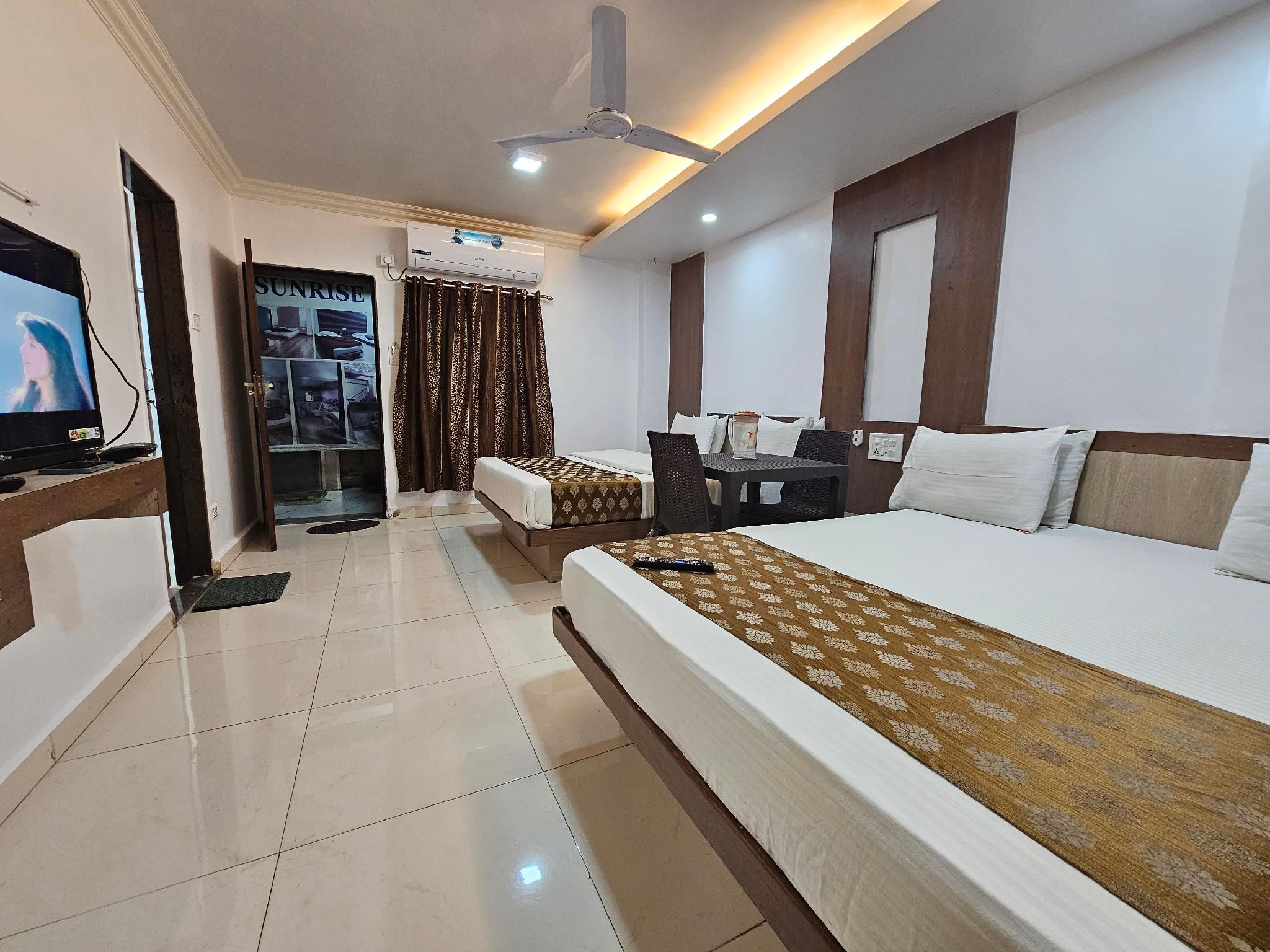 undefined Hotel Sunrise 10