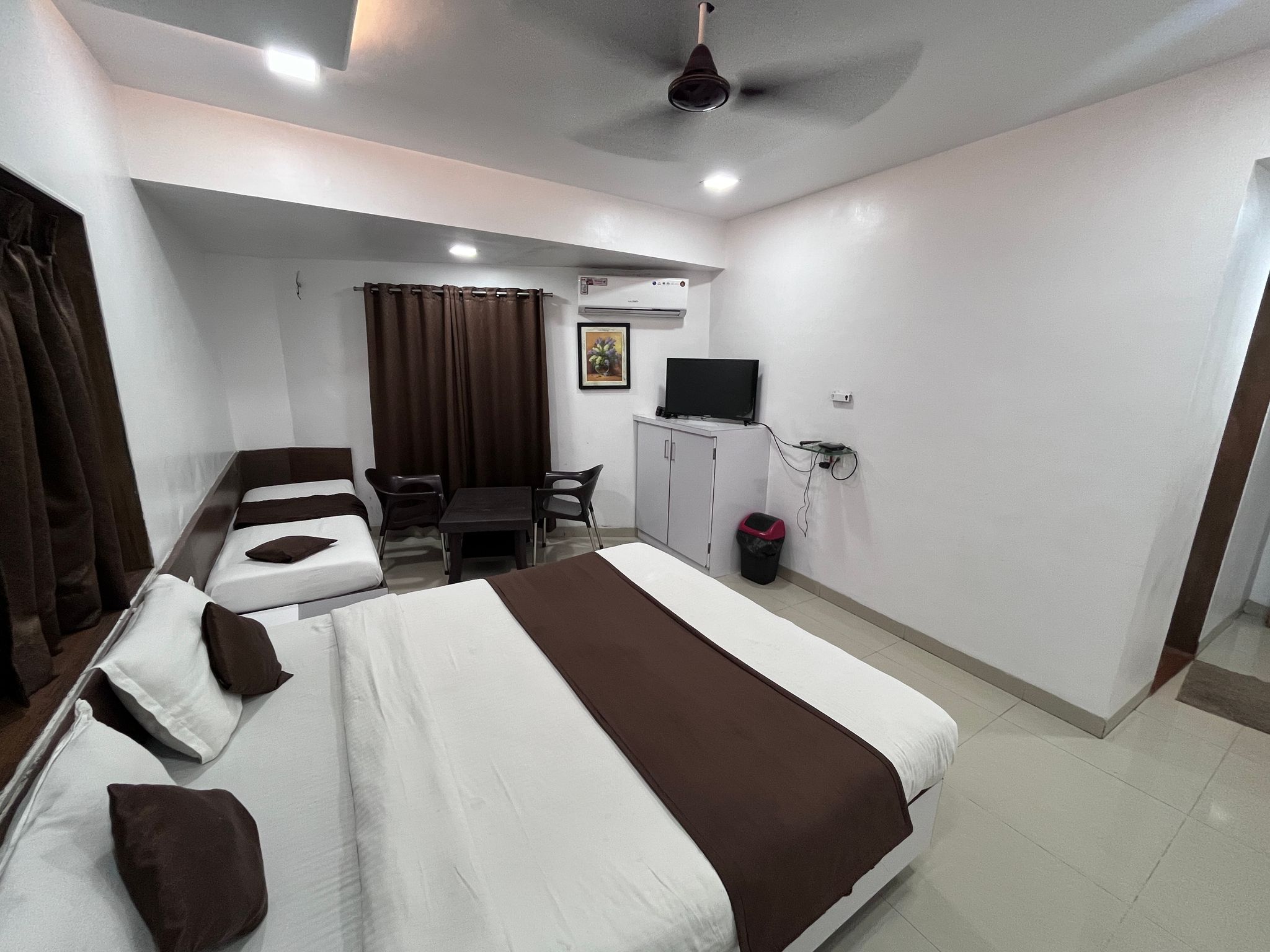 Hotel Anupama Deluxe Room 3 Bedded 2