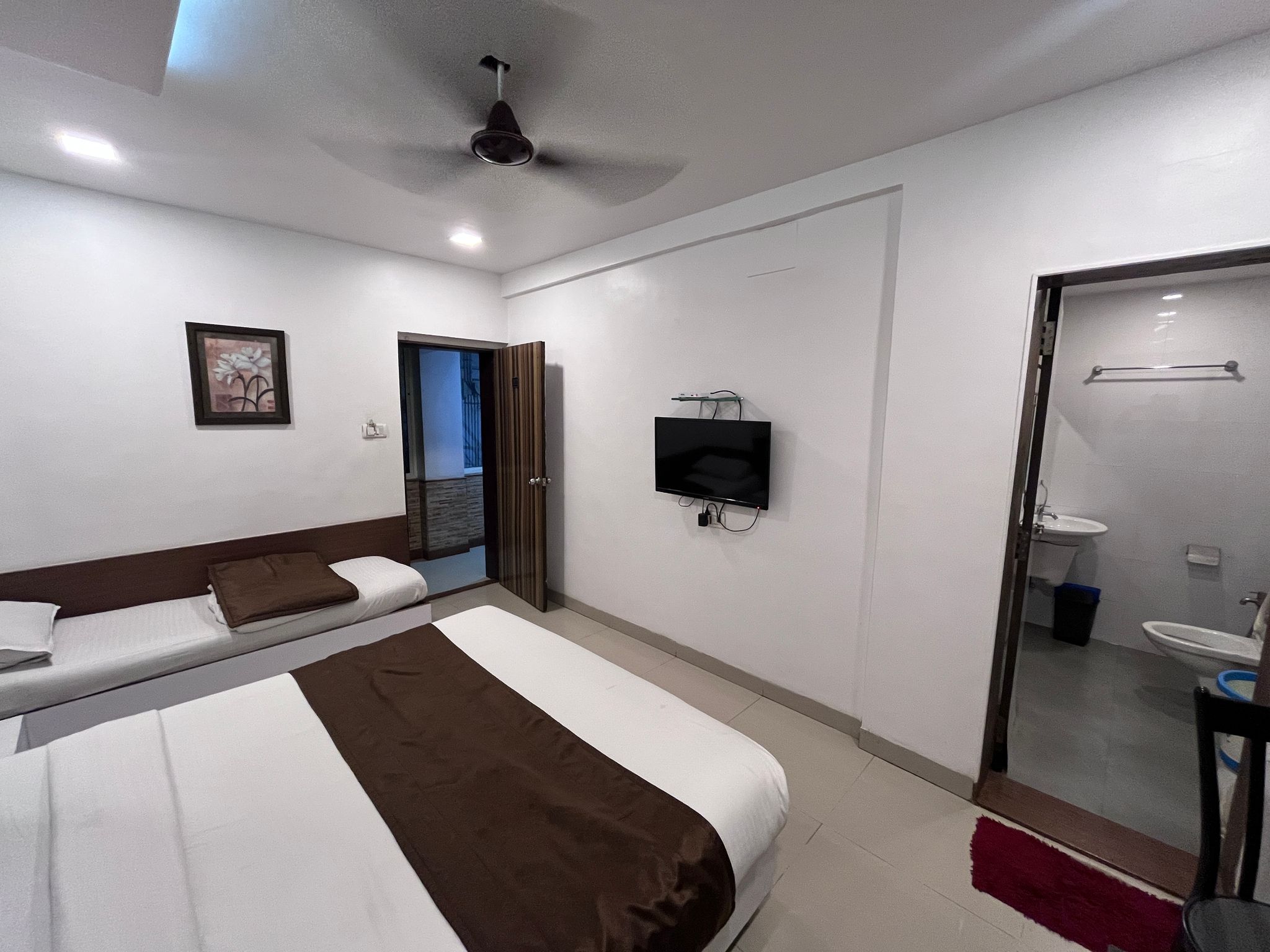 Hotel Anupama Deluxe Room 3 Bedded 7