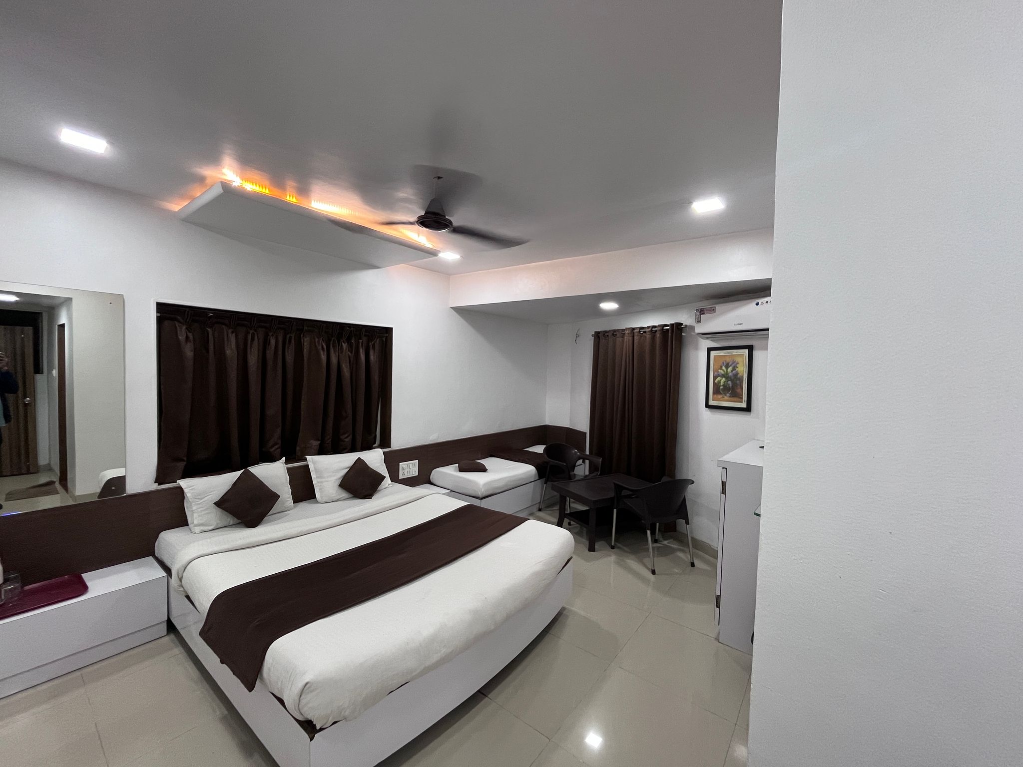 Hotel Anupama Deluxe Room 3 Bedded 4