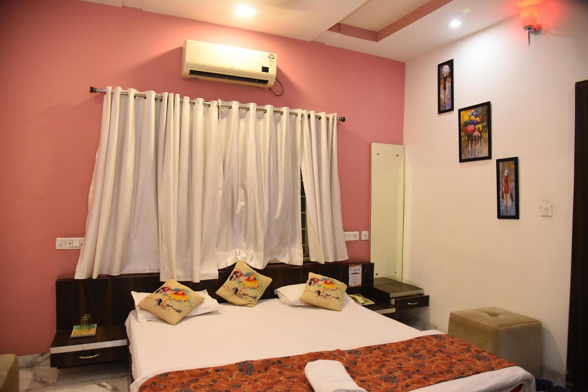 Hotel Panchratn Palace Deluxe Room  2