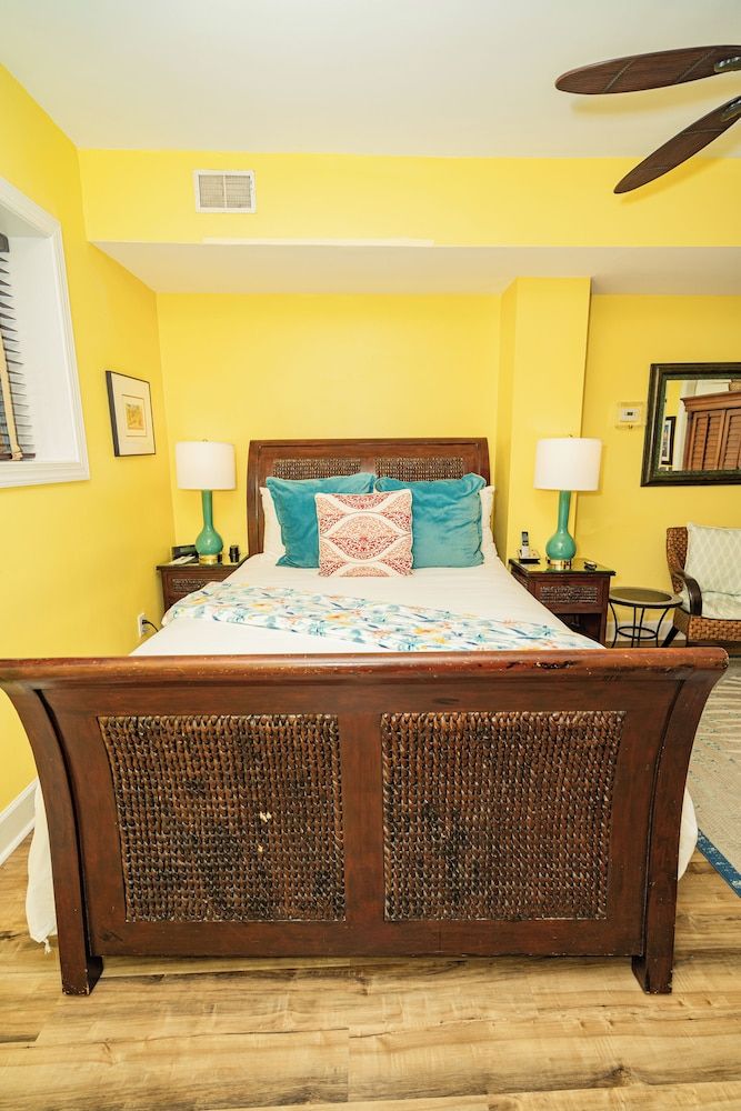 Water's Edge Inn - Adults Only Room 3