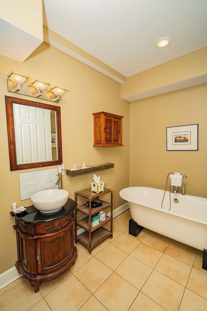 Water's Edge Inn - Adults Only Room 12