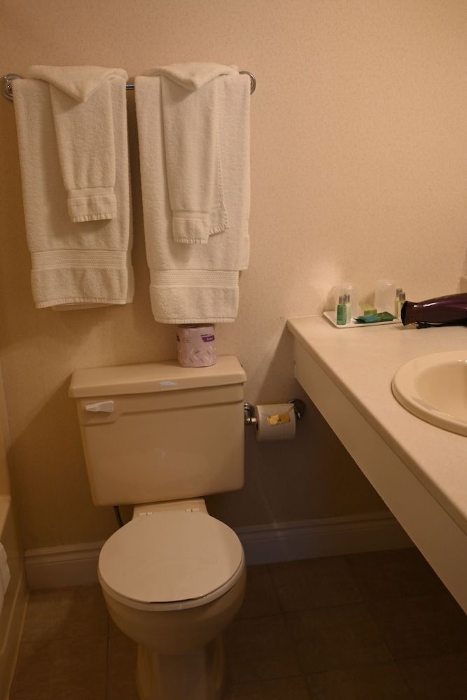 The Gananoque Inn Room, 2 Queen Beds 11