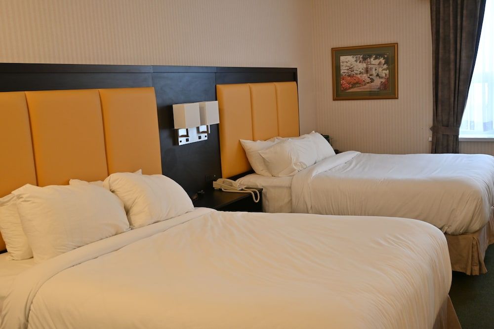 The Gananoque Inn Room, 2 Queen Beds 9