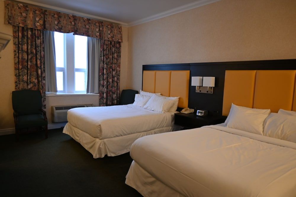 The Gananoque Inn Room, 2 Queen Beds 2