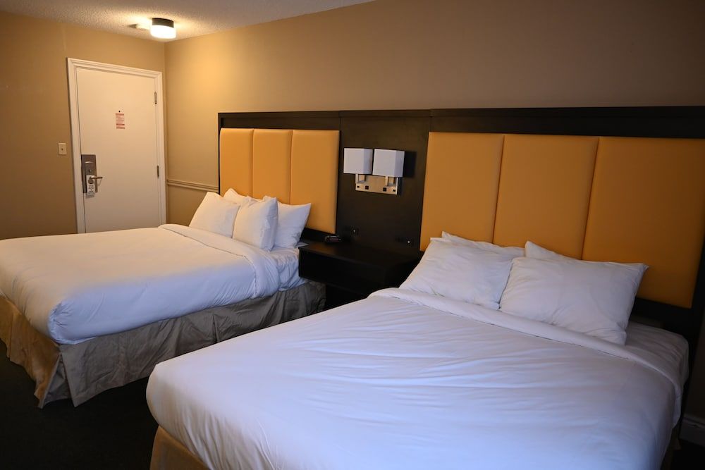 The Gananoque Inn Room, 2 Queen Beds 4