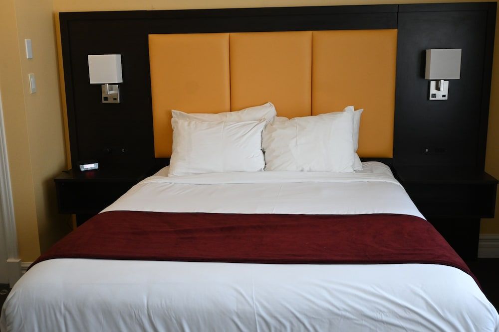 The Gananoque Inn Room, 1 Queen Bed 3