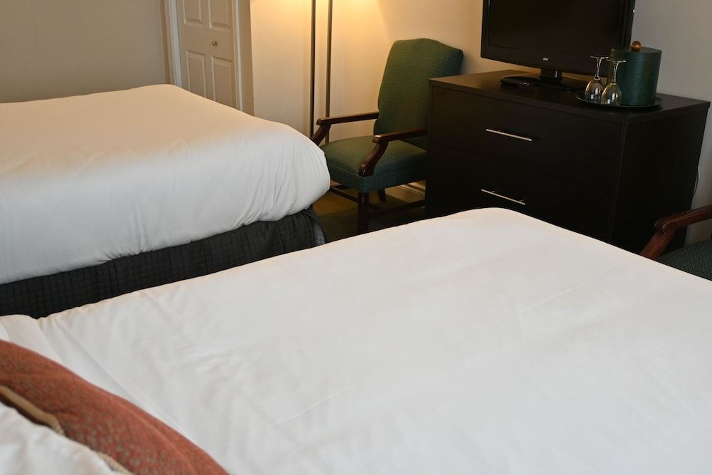The Gananoque Inn Room, 2 Queen Beds 6
