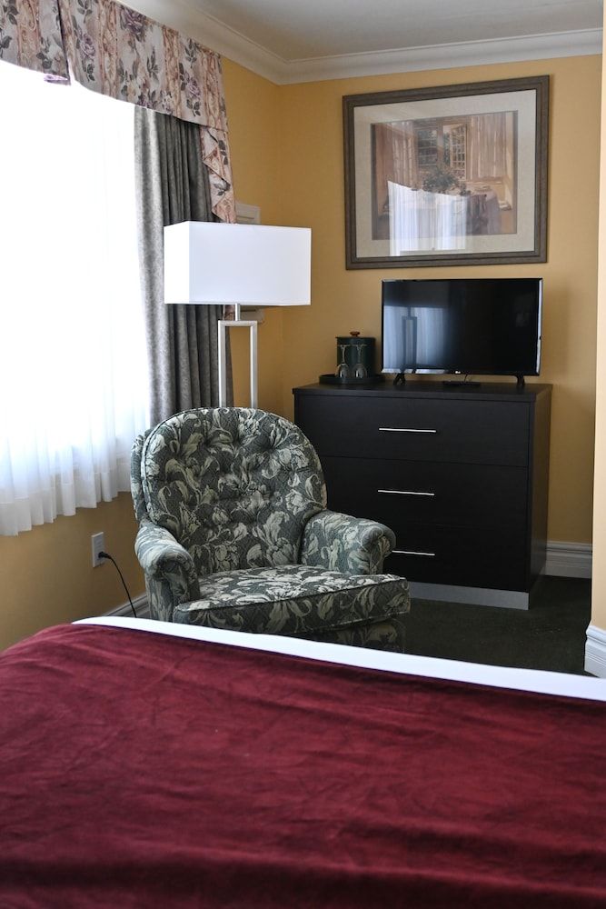 The Gananoque Inn Room, 1 Queen Bed 8