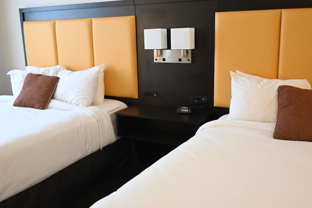 The Gananoque Inn Room, 2 Queen Beds 5