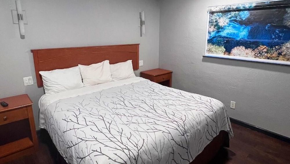 Anchorage Inn Lakeport Suite, 2 Bedrooms, Non Smoking, Refrigerator & Microwave