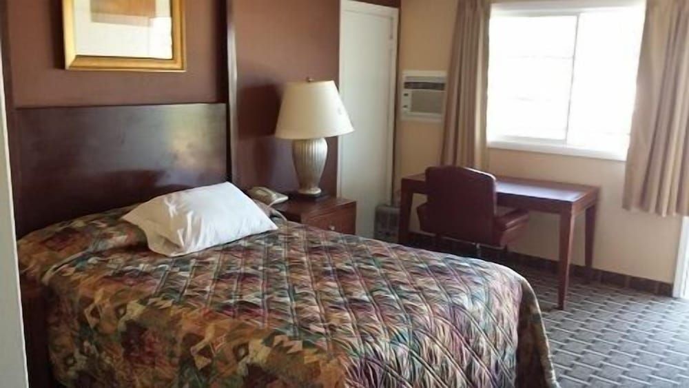 Executive Inn & Suites Standard Room, 1 Queen Bed 2