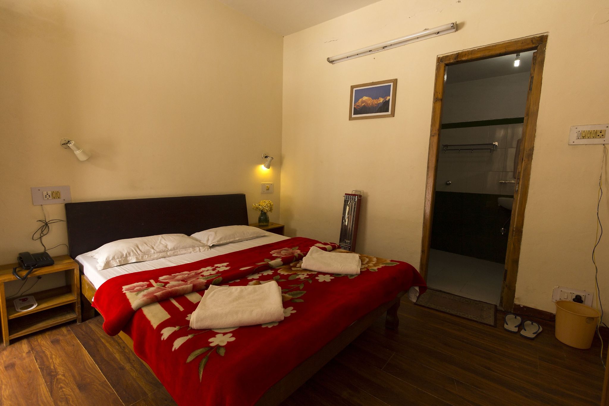 Tourist Hotel Cozy Economy Double Bedroom 8