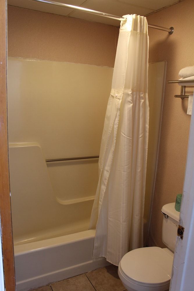 Budgetel Inn Atlantic City Standard Room, 1 King Bed (Non Smoking ) 3