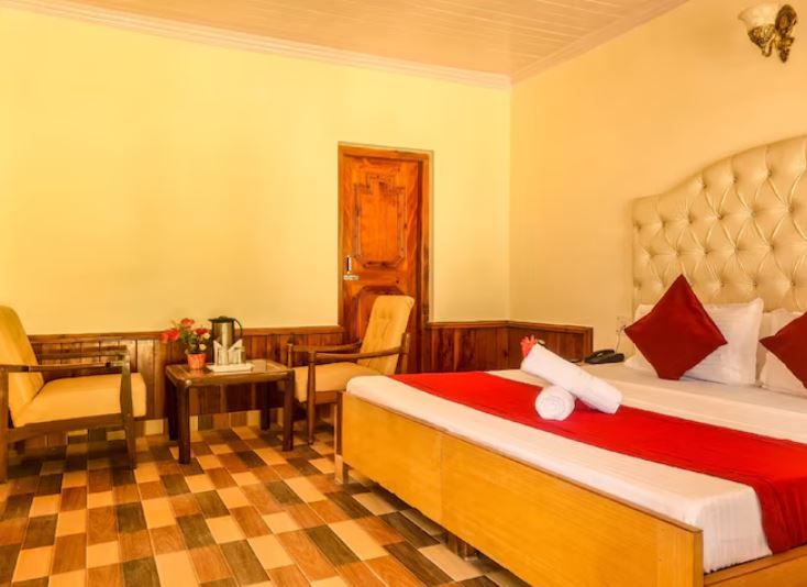 Hotel Pine Grove Deluxe Room ( Front Facing )