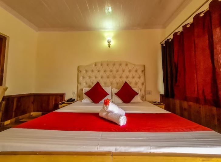 Hotel Pine Grove Deluxe Room ( Front Facing ) 3