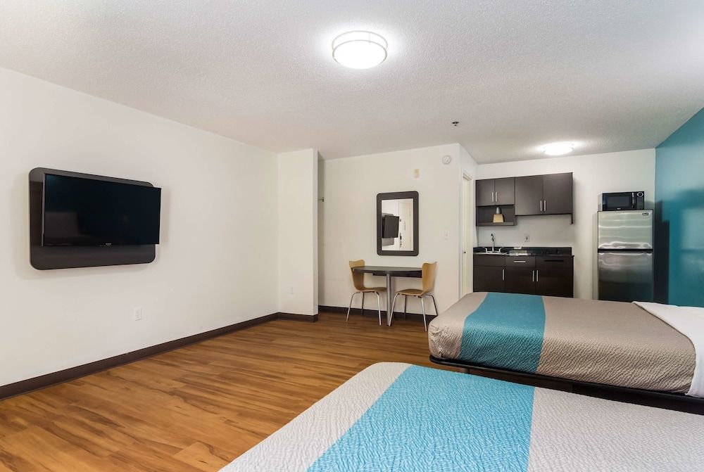 Motel 6 Gulf Shores, AL Standard Room, 2 Double Beds, Non Smoking, Refrigerator & Microwave 3