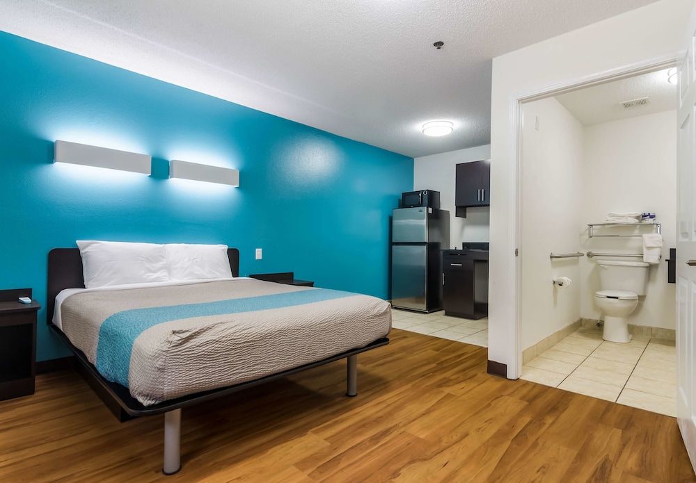 Motel 6 Gulf Shores, AL Deluxe Room, 1 Queen Bed, Accessible, Non Smoking 3