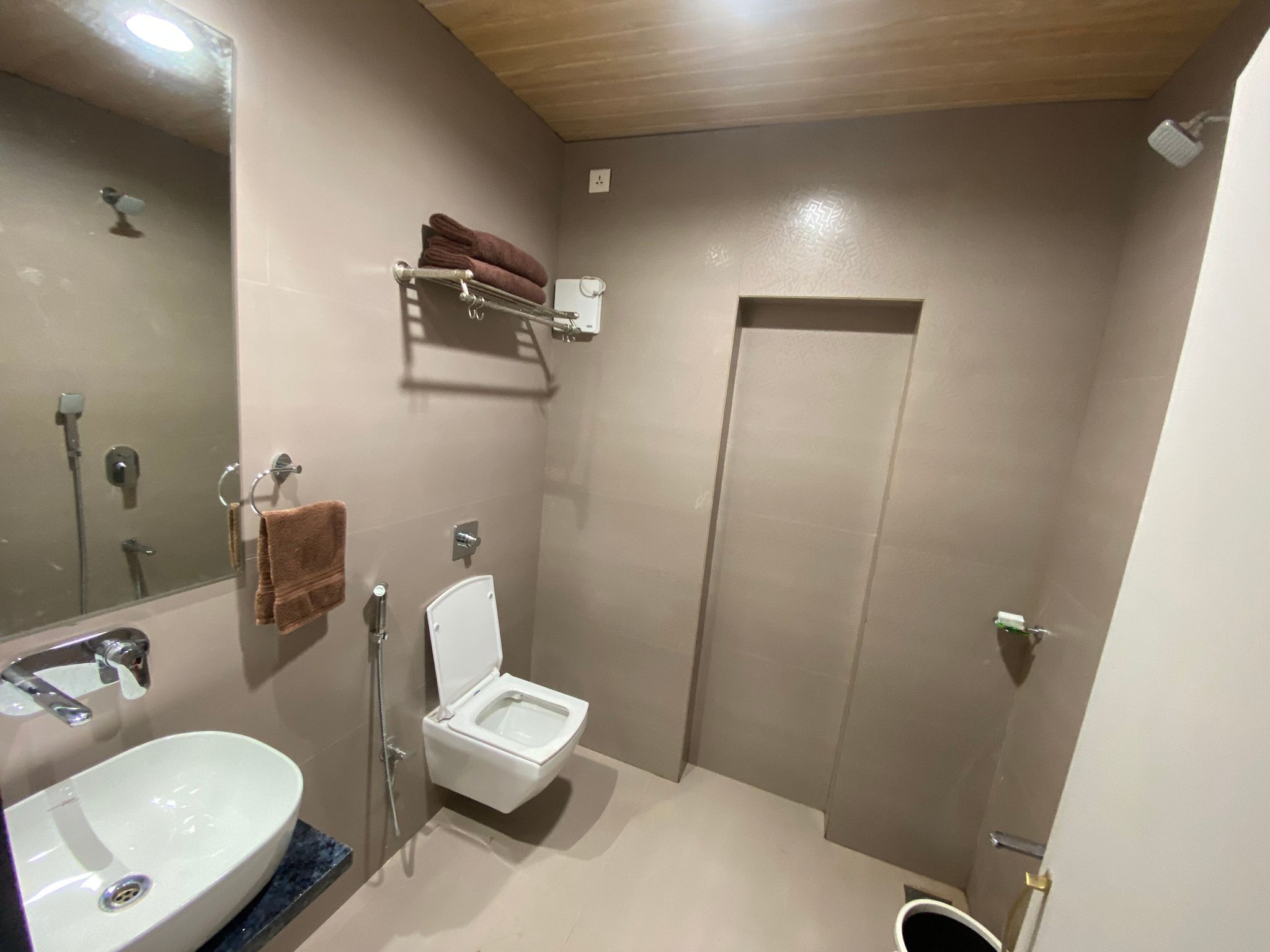 Regal Hotel Deluxe Cottage 3