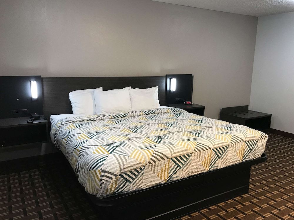 Studio 6 Suites Tupelo, MS - North Standard Room, 1 King Bed, Non Smoking, Refrigerator & Microwave 3