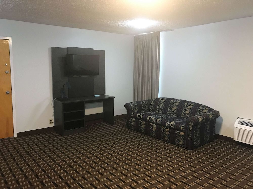 Studio 6 Suites Tupelo, MS - North Standard Room, 2 Double Beds, Non Smoking, Refrigerator & Microwave 4