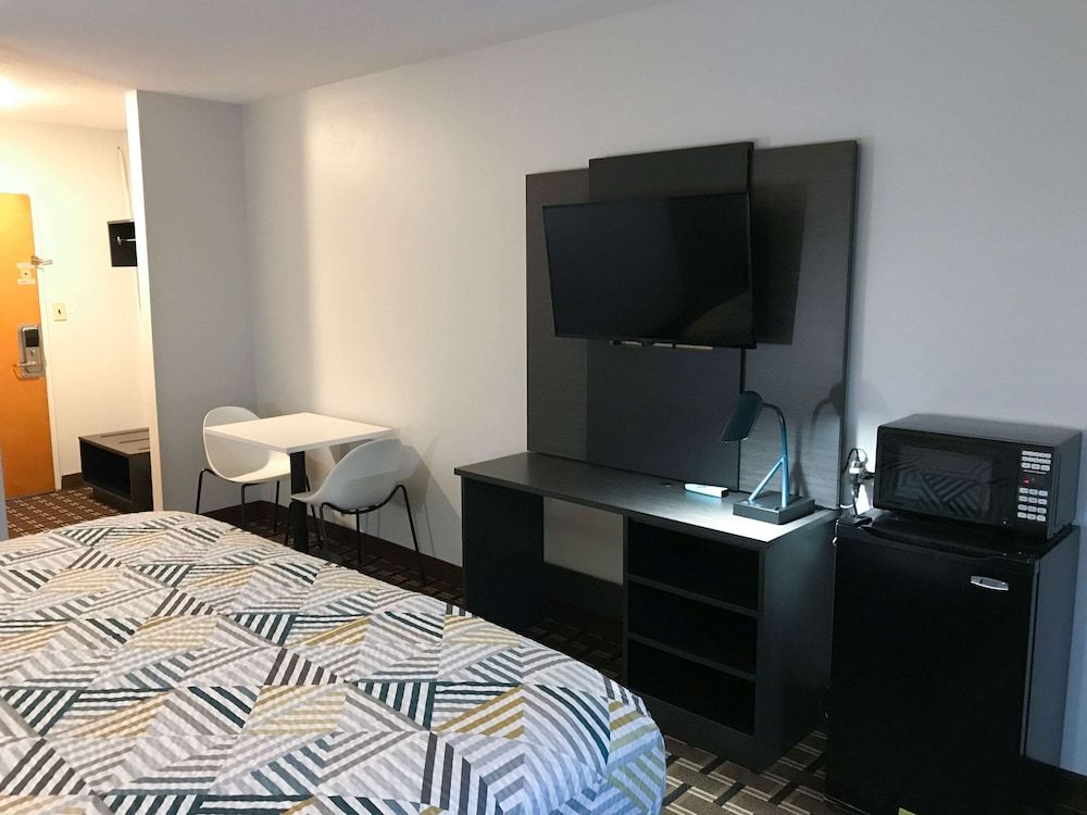 Studio 6 Suites Tupelo, MS - North Standard Room, 1 King Bed, Non Smoking, Refrigerator & Microwave 4