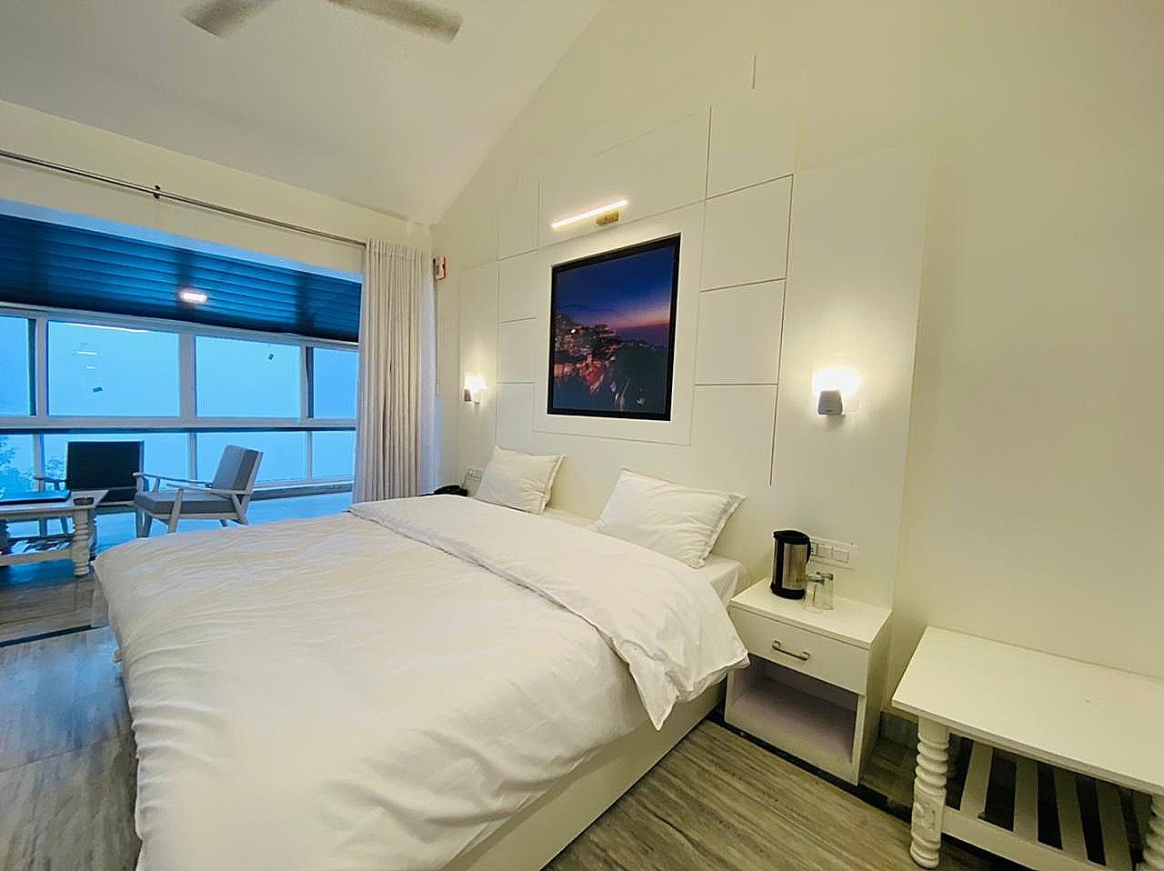 Valley View Room with Common Balcony