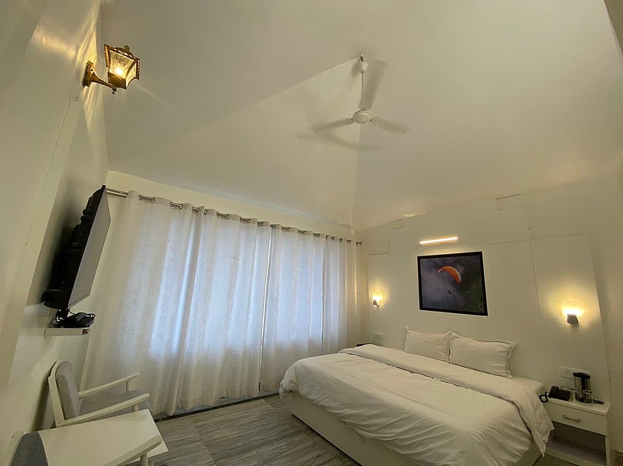 Valley View Room with Common Balcony