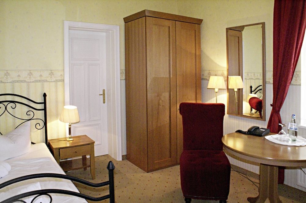 Single Room (in the Villa Building)