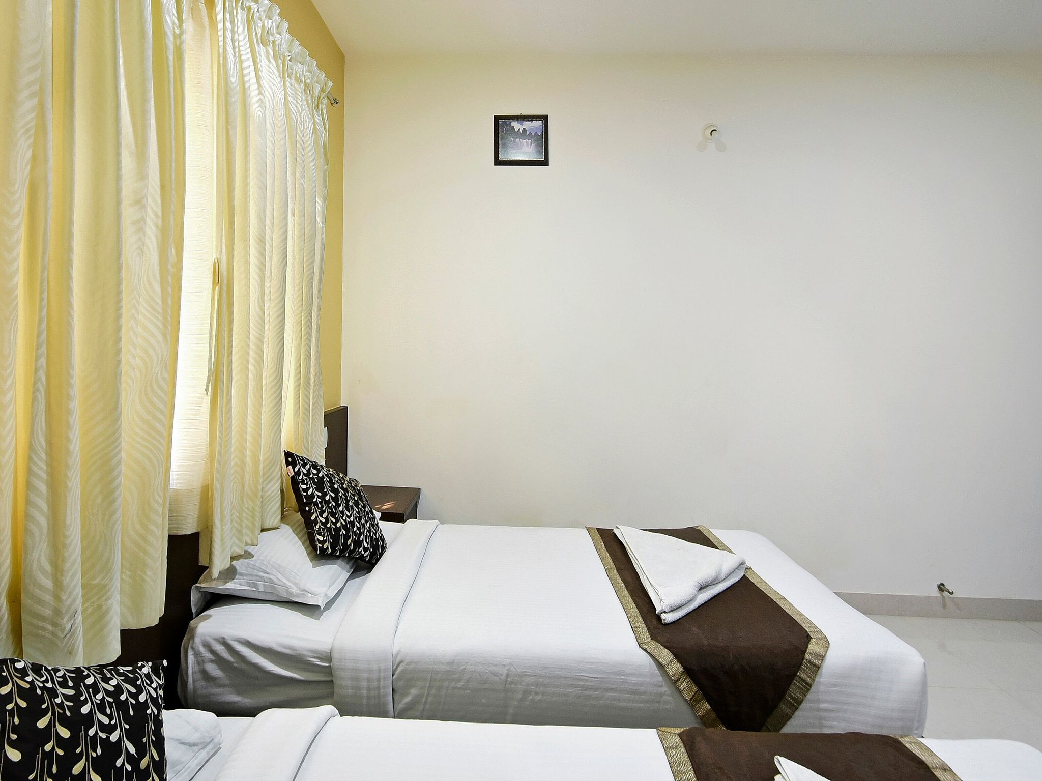 GEMARS COMFORTS Executive Room with AC No Balcony Queen bed 5