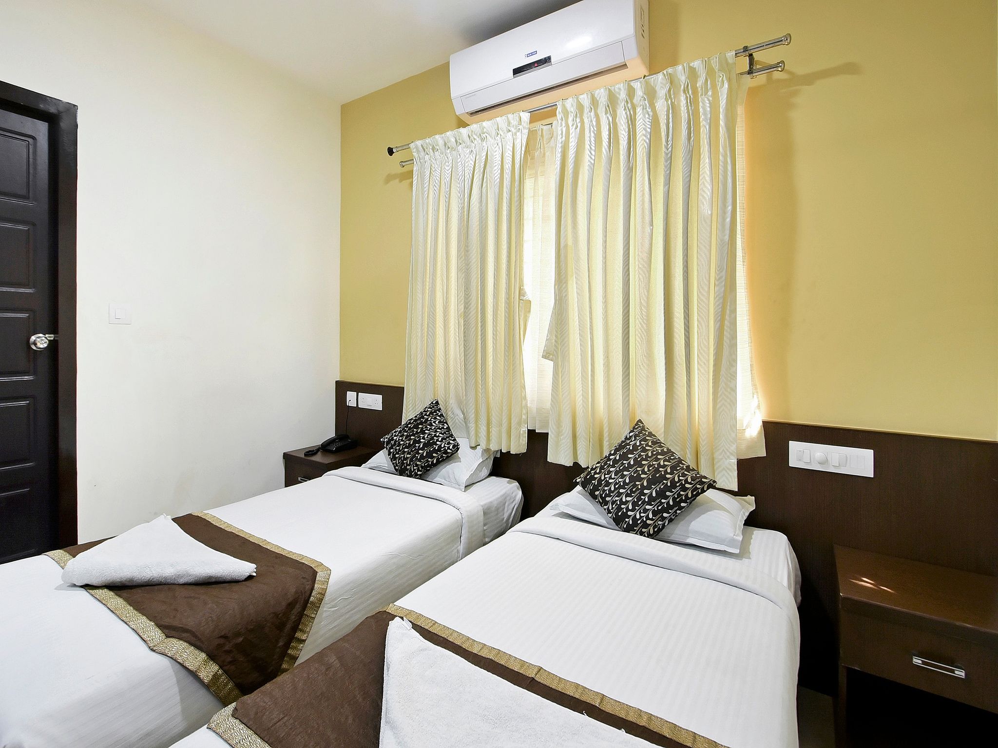 GEMARS COMFORTS Executive Room with AC No Balcony Queen bed 8