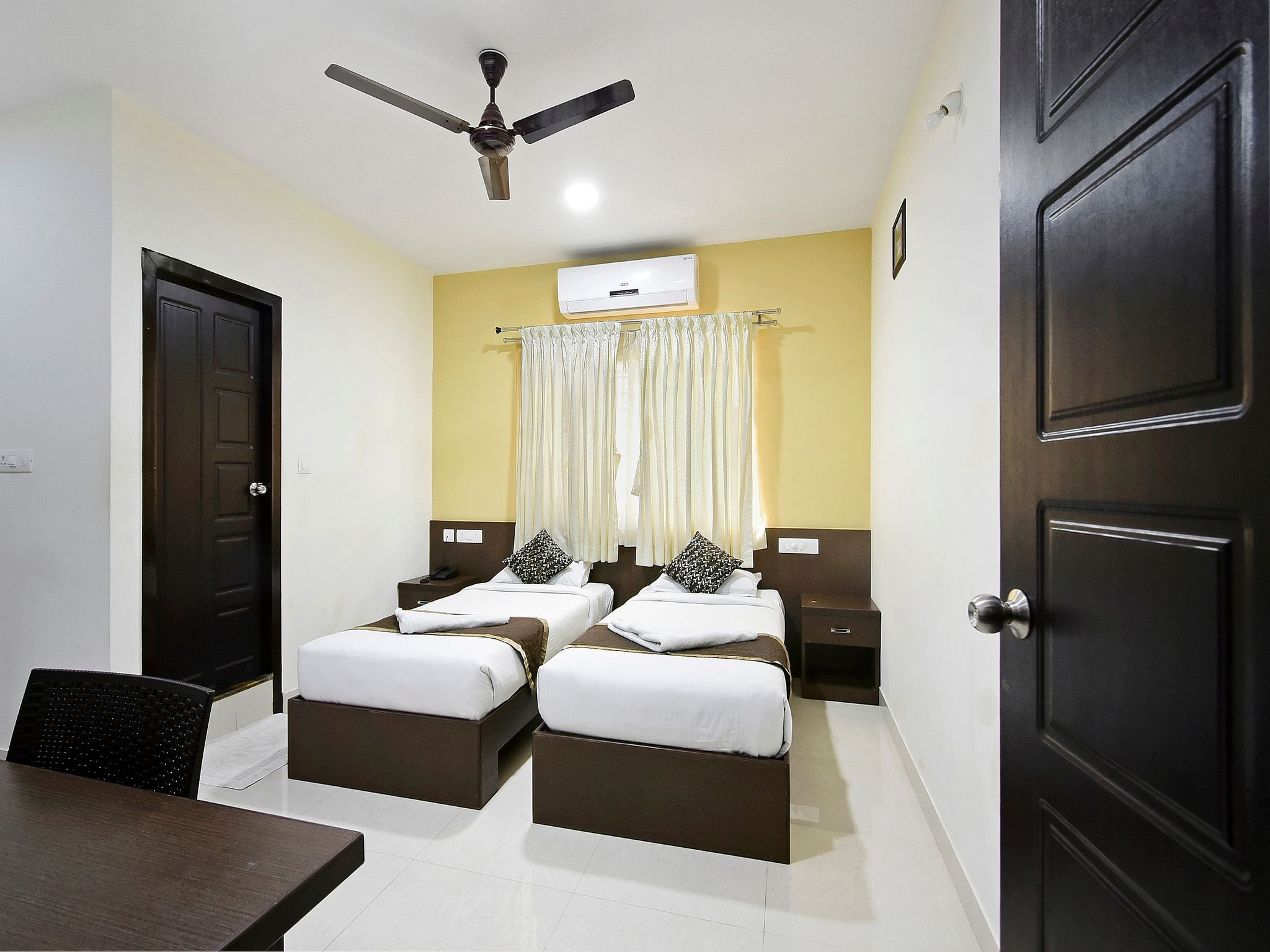 GEMARS COMFORTS Executive Room with AC No Balcony Queen bed 4