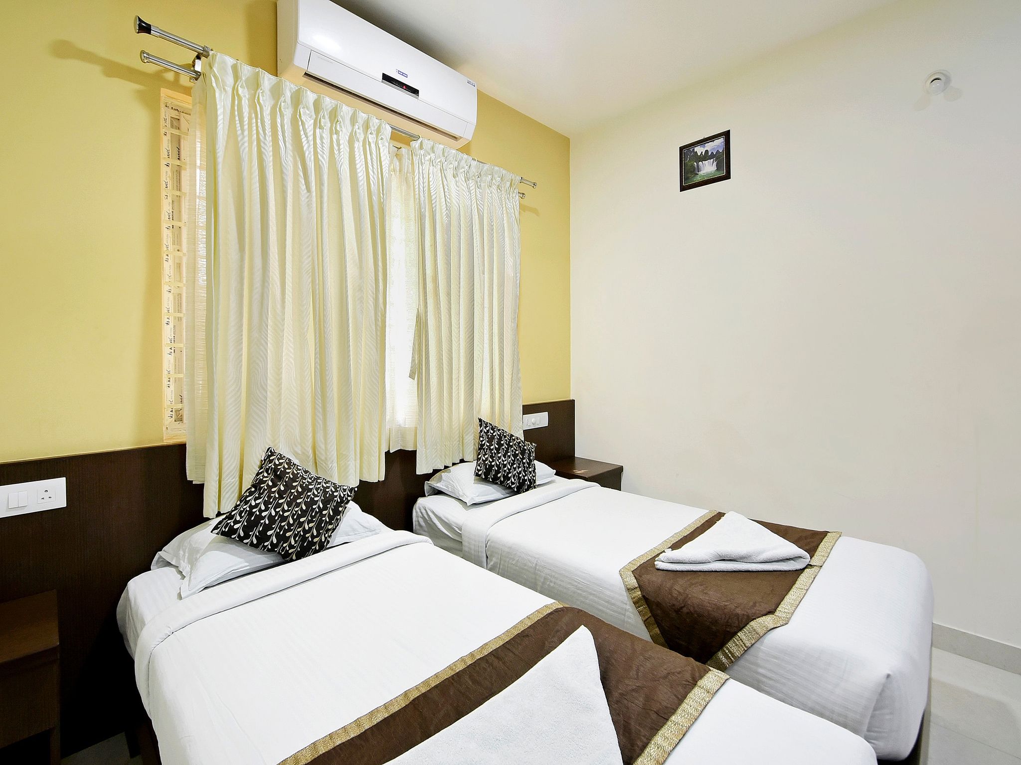 GEMARS COMFORTS Executive Room with AC No Balcony Queen bed 3