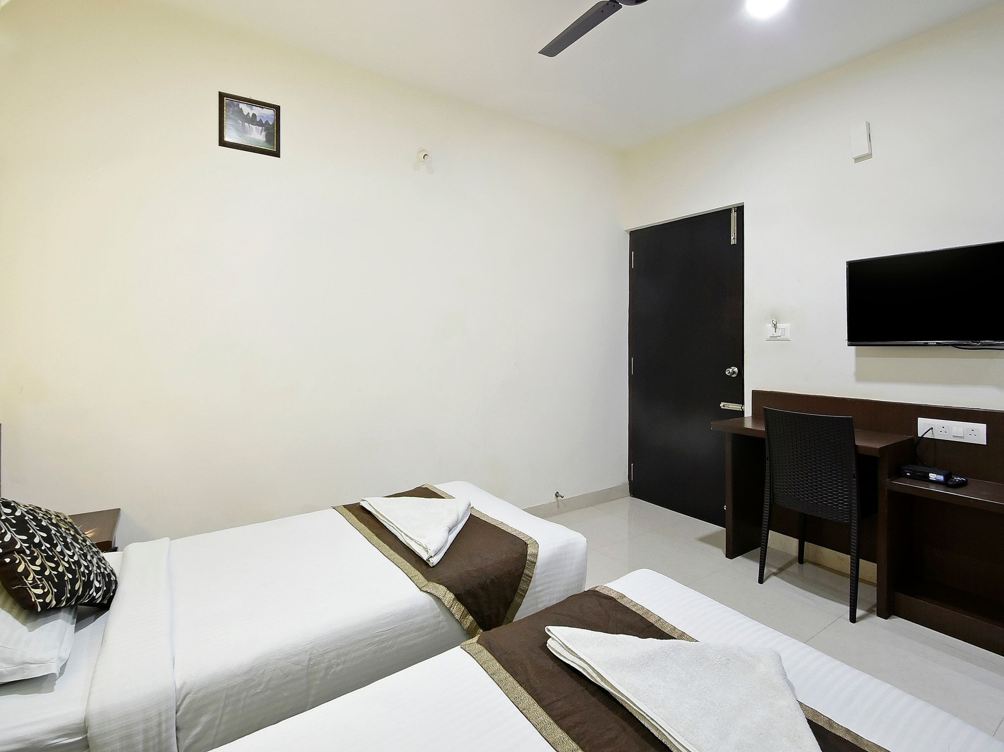 GEMARS COMFORTS Executive Room with AC No Balcony Queen bed 10