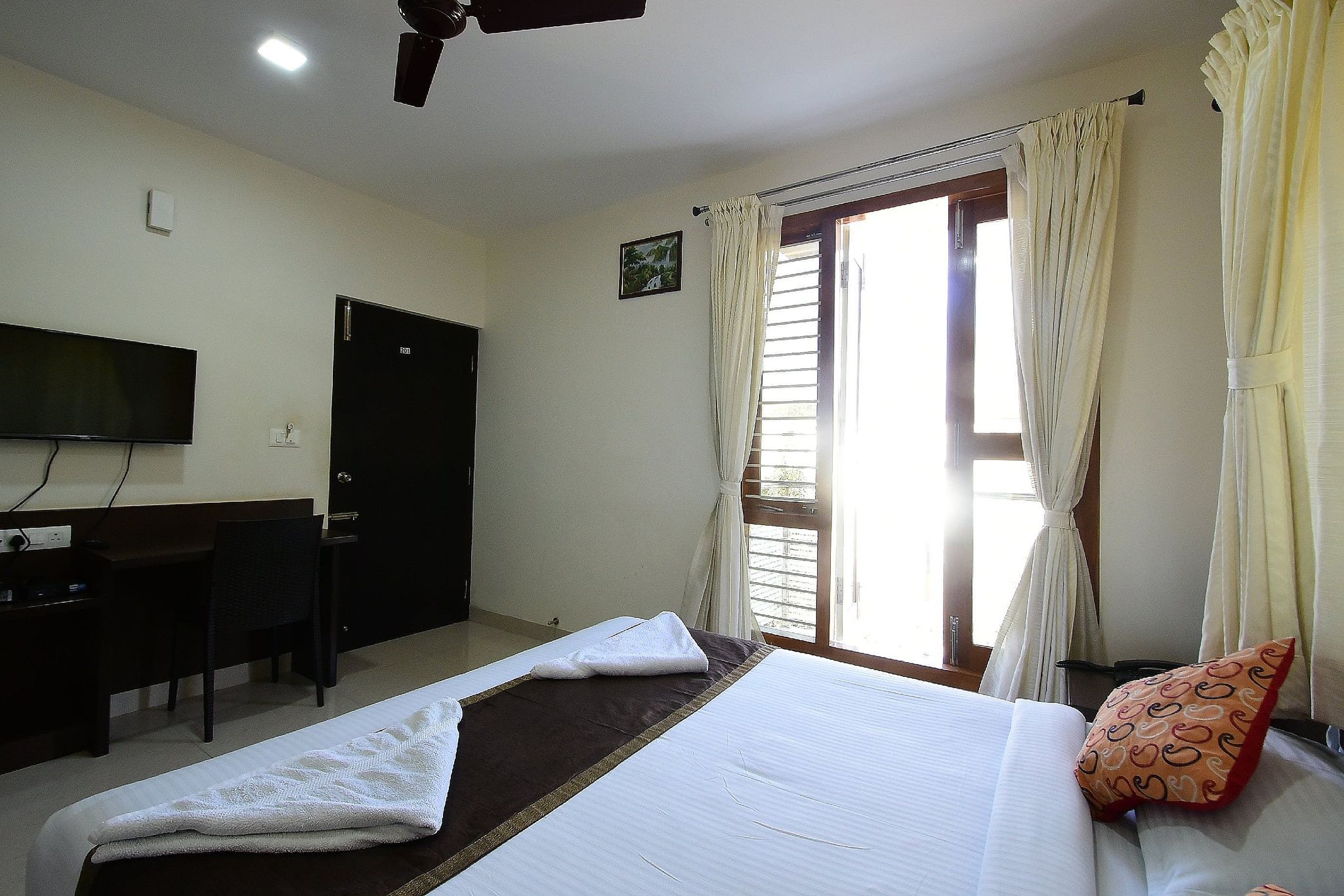 GEMARS COMFORTS Executive Room with AC No Balcony Queen bed 9