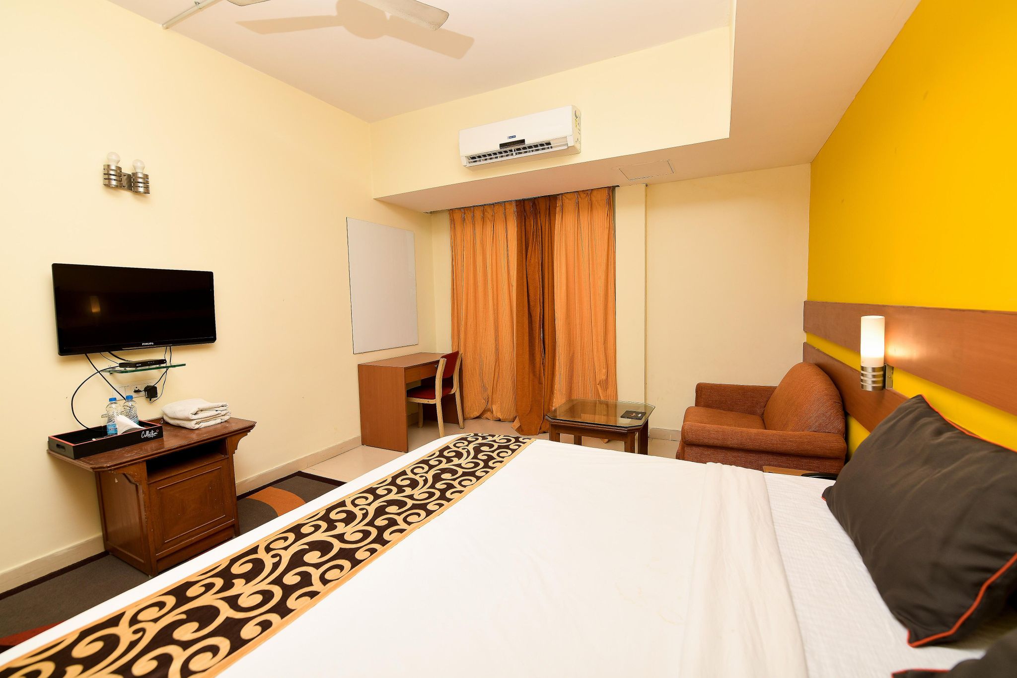 EXECUTIVE SUITE ROOM