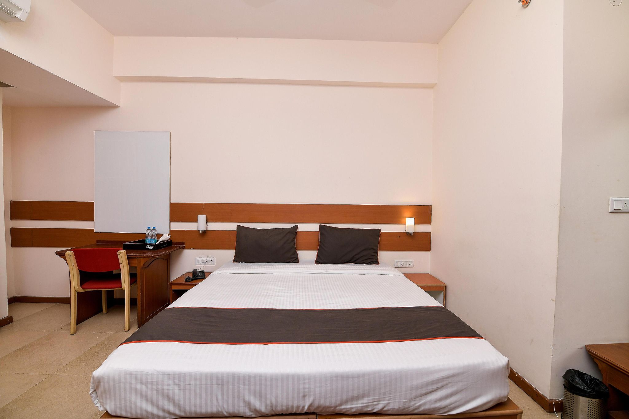 EXECUTIVE SUITE ROOM