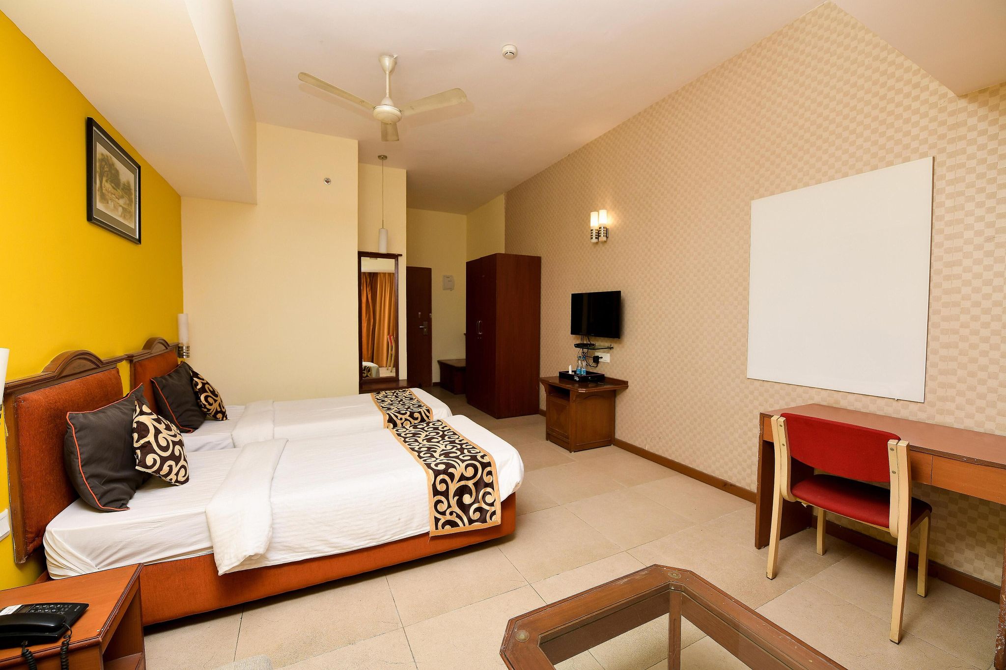 EXECUTIVE SUITE ROOM