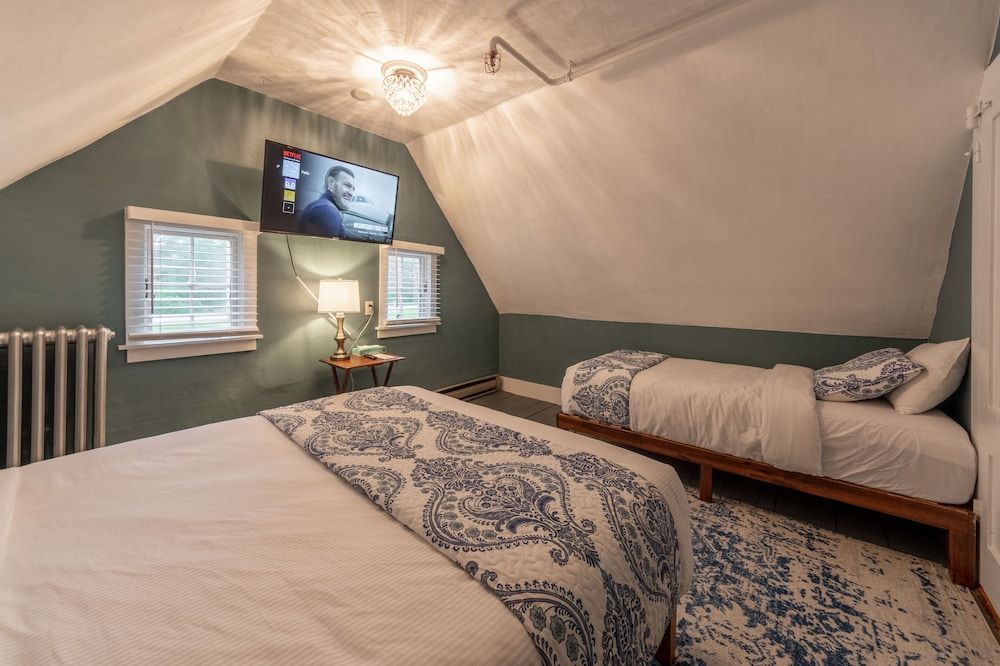 Cranmore Mountain Lodge Bed & Breakfast Classic Triple Room with Detached Private Bath, Non Smoking