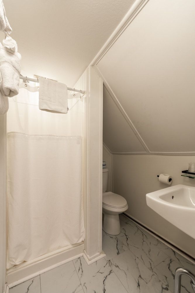 Cranmore Mountain Lodge Bed & Breakfast Classic Triple Room with Detached Private Bath, Non Smoking 4