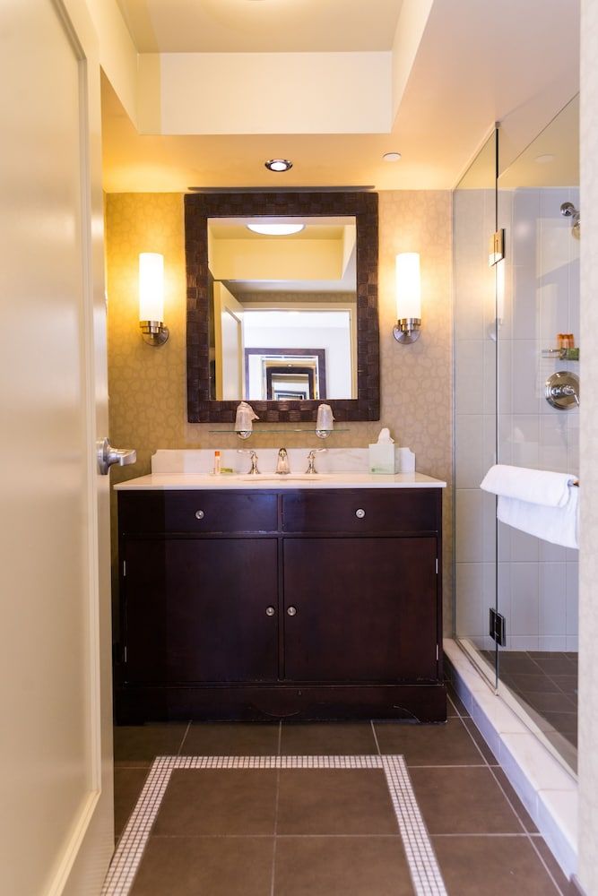 Isle Casino Hotel - Bettendorf Deluxe Room, 1 King Bed, Non Smoking (North Tower King) 4