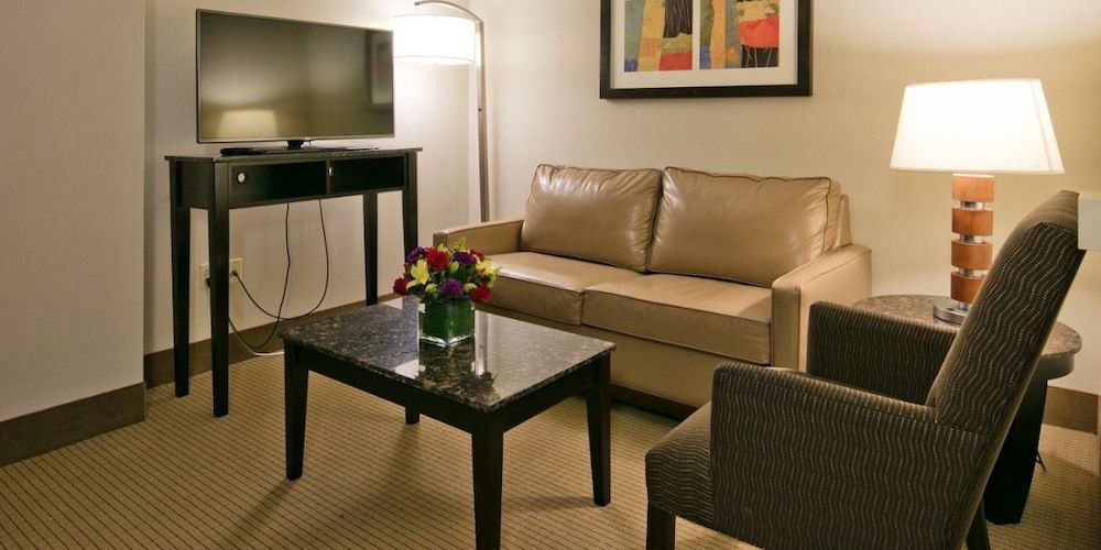 Isle Casino Hotel - Bettendorf South Parlor Suite, 1 King, Smoking 4