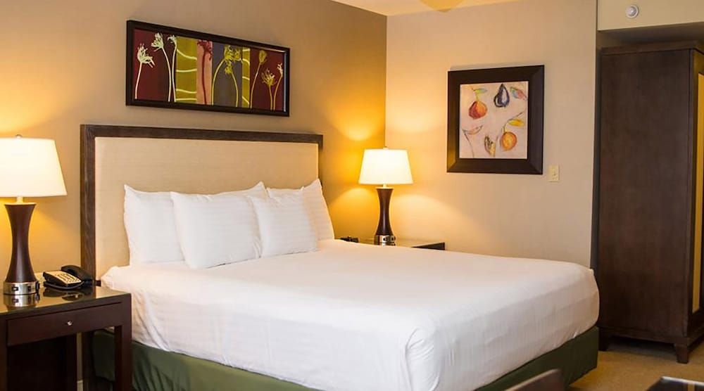 Isle Casino Hotel - Bettendorf Deluxe Room, 1 King Bed, Non Smoking (North Tower King) 2