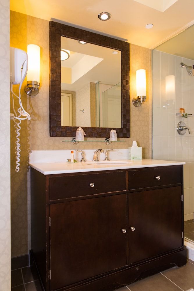 Isle Casino Hotel - Bettendorf Deluxe Room, 1 King Bed, Non Smoking (North Tower King) 5