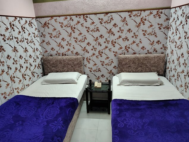 HOTEL SHANTANU Deluxe AC Room 4