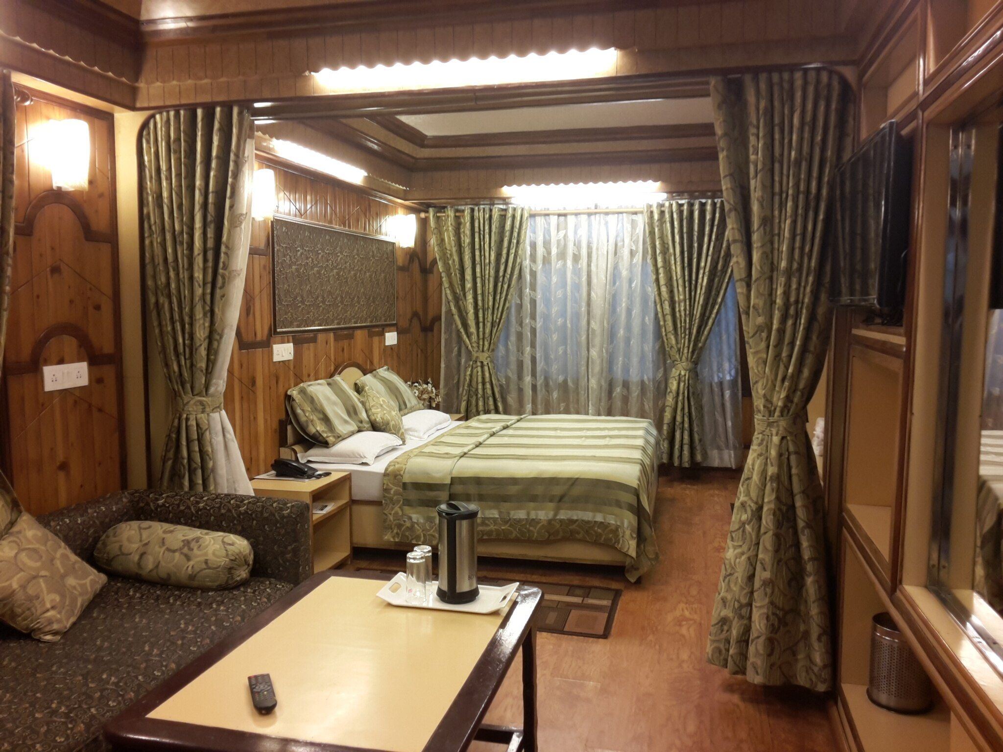 Maharaja Suite Super Deluxe (Non Lake Facing)