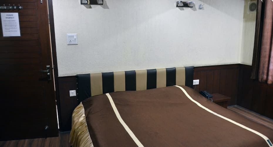 Suman Regency Deluxe Room 4