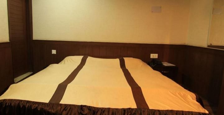 Suman Regency Deluxe Room 5